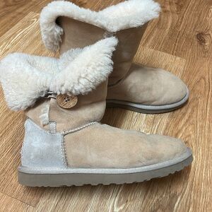 GUC - UGG Bailey Button Boots Sz 8